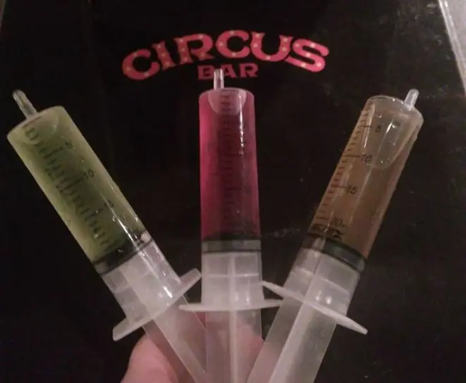 O Circus Bar serve três opções de shot na seringa. Foto: Divulgação