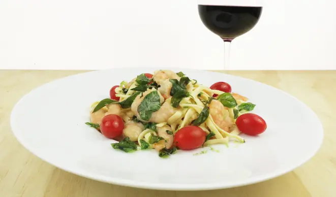 Combo de R$ 50 com linguini ao molho de camarões e uma taça de vinho. Foto: Divulgação.