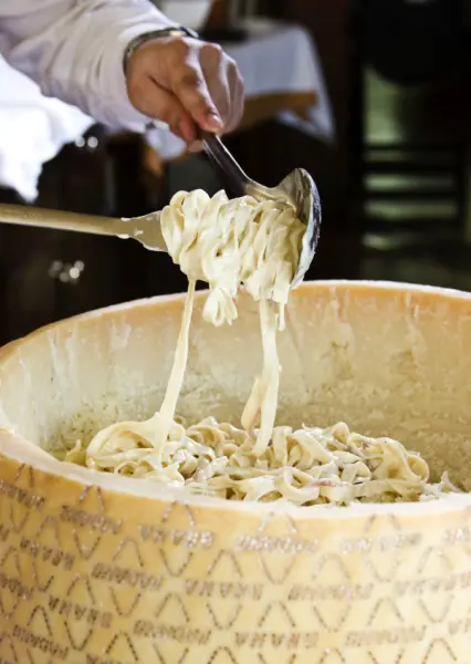 Fettuccine preparado dentro do grana padano. Foto: Divulgação.