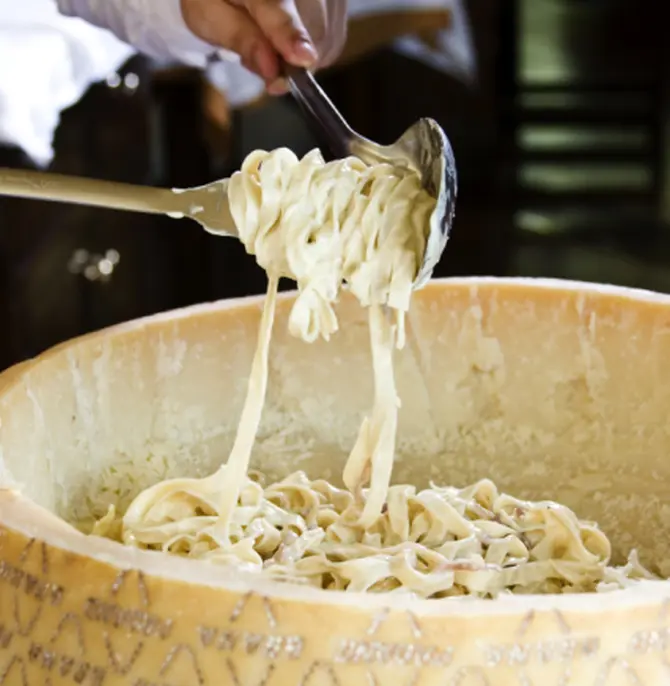 Restaurante prepara macarrão dentro do queijo parmesão