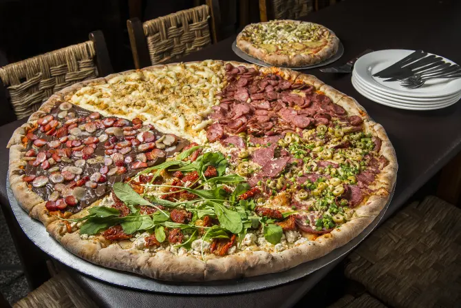 Conheça a pizza de 60 pedaços vendida em Curitiba