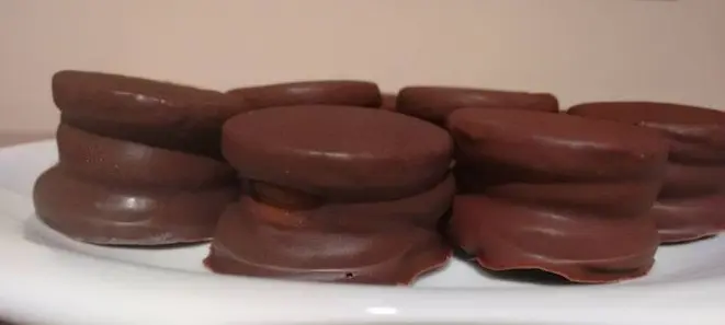 Os alfajores do Don Hugo Empanadas argentinas têm recheio de doce de leite e cobertura de chocolate. Foto: Divulgação/Facebook.