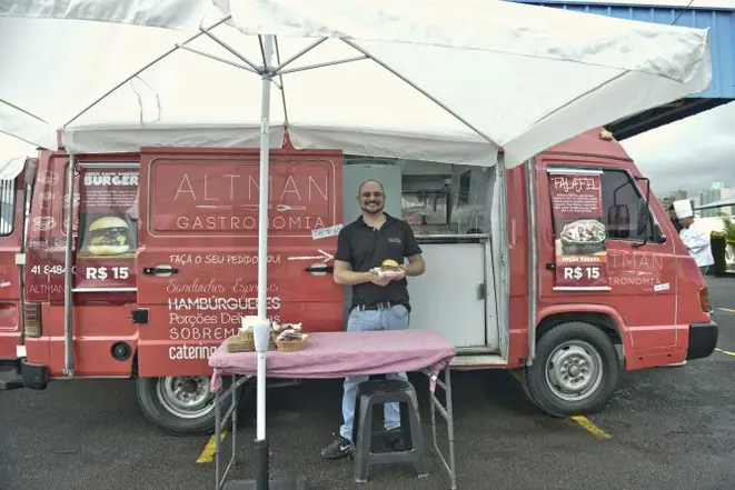 Food Truck Altman Gastronomia recebeu alvará da Prefeitura para atuar nas ruas. Foto: Mel Gabardo/Gazeta do Povo.