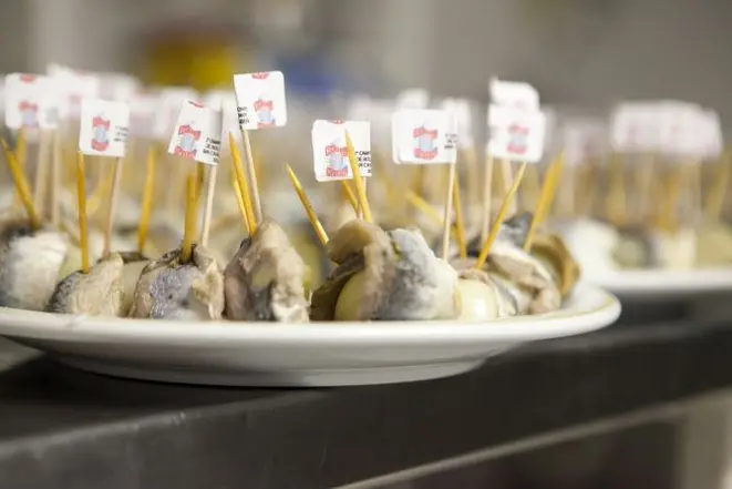 No campeonato, participantes devem comer o maior número de rollmops possível em cinco minutos. Foto: Daniel Sorrentino/Divulgação