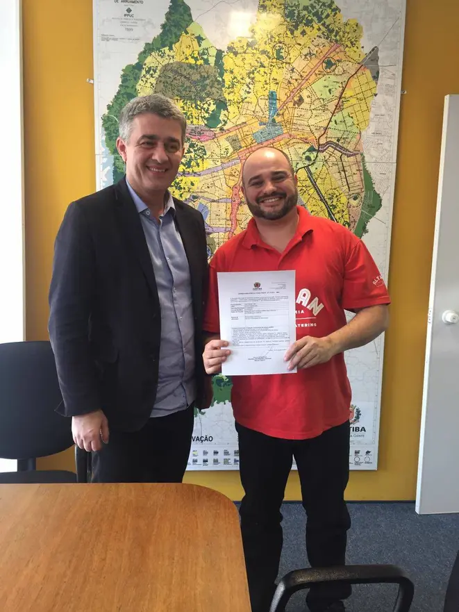 O secretário Municipal do Urbanismo e Assuntos Metropolitanos, Marcelo Ferraz César, entrega o alvará ao empresário José Altman. Foto: Divulgação.