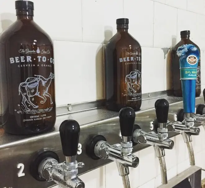 A Beer-To-Go vende oito tipos de chope diariamente. Você pode encher seu growler em suas duas unidades de Curitiba. Foto: Divulgação