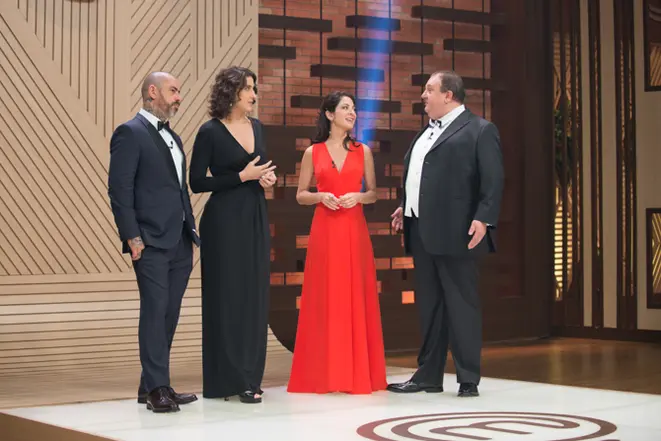 Jurados Henrique Fogaça, Paola Carosella, a apresentadora Ana Paula Padrão e o jurado Erick Jacquin. Foto: Carlos Reinis/Divulgação
