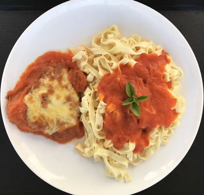 Polpettone à parmegiana com talharim ao sugo. Foto: Divulgação.
