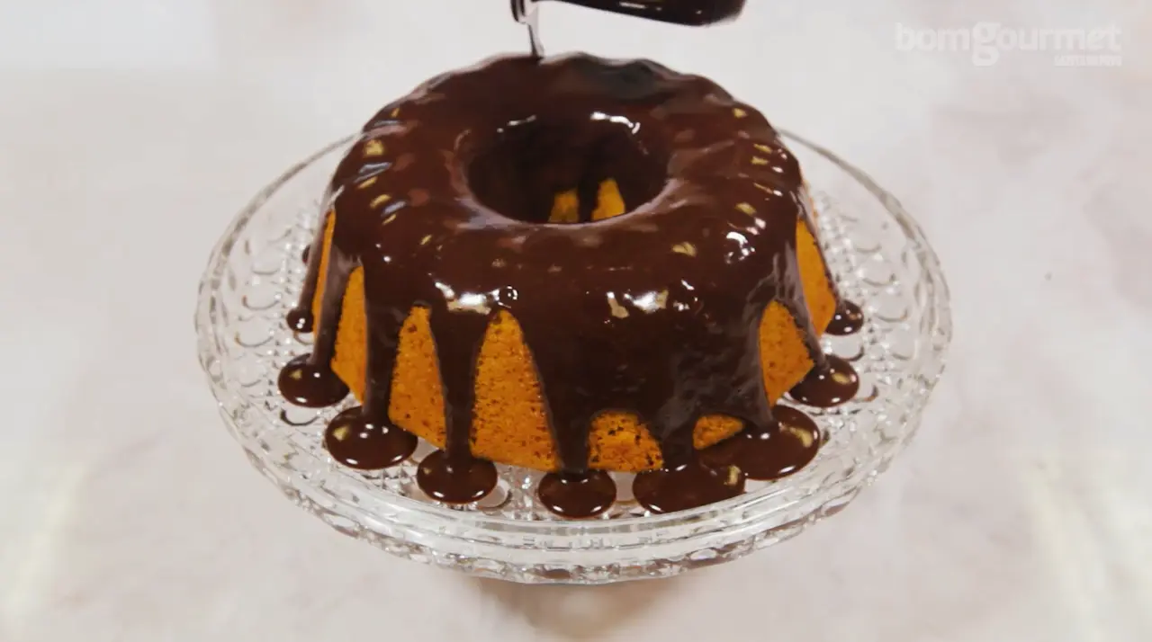 Vídeo ensina receita de bolo de cenoura vegana e sem glúten