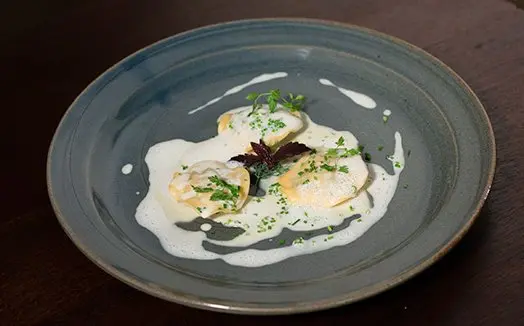 Ravióli de lagostim com molho de sauternes e gengibre, um dos pratos da prova de serviço, do chef Erick Jacquin.