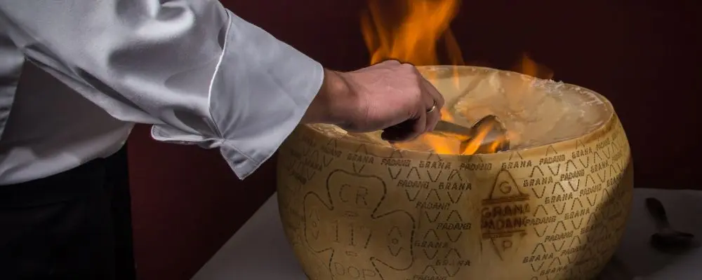 Restaurante serve macarrão preparado dentro do queijo grana padano