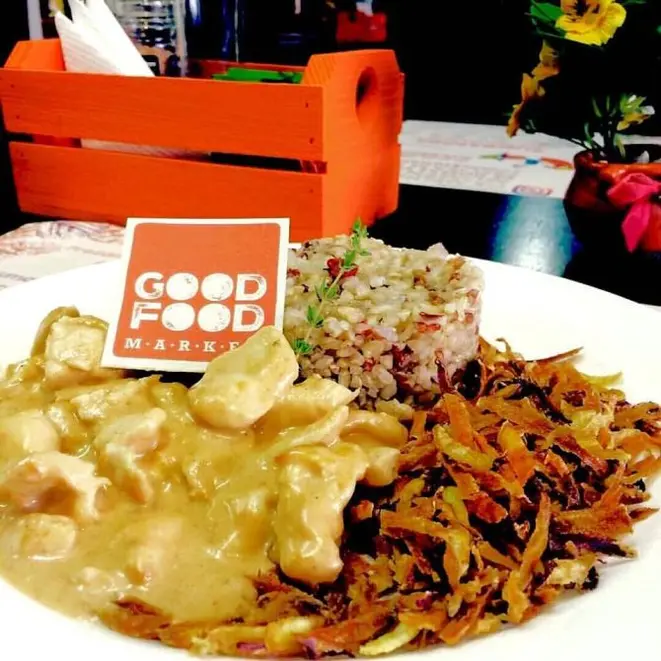 Strogonoff de frango com arroz integral do Good Food Market. Foto: Divulgação/Facebook.