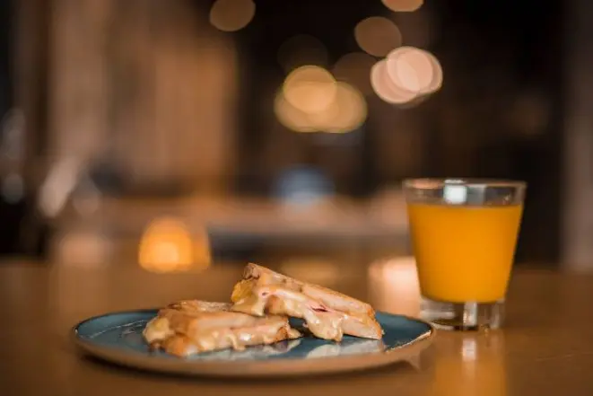 Misto quente (R$ 10) é feito com presunto da casa, que leva carne de pernil temperada com sal e especiarias curada por sete dias antes de ser cozida. (Foto: Munir Bucair)