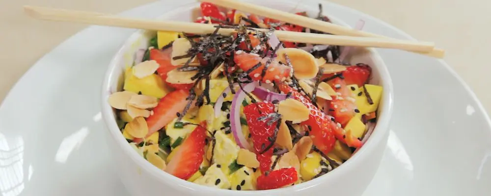 Receita de poke vegetariano com tofu, abacate e morango