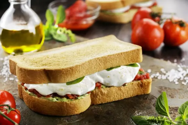 Sanduíche de panettone com muçarela e tomate. Foto: Divulgação