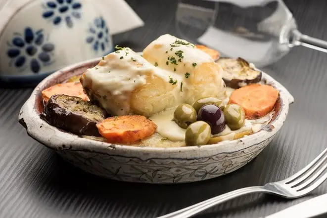 Pratos com bacalhau, como o Bacalhau cascais, são destaque no Armazém Português. Foto: Fernando Zequinão/Gazeta do Povo.