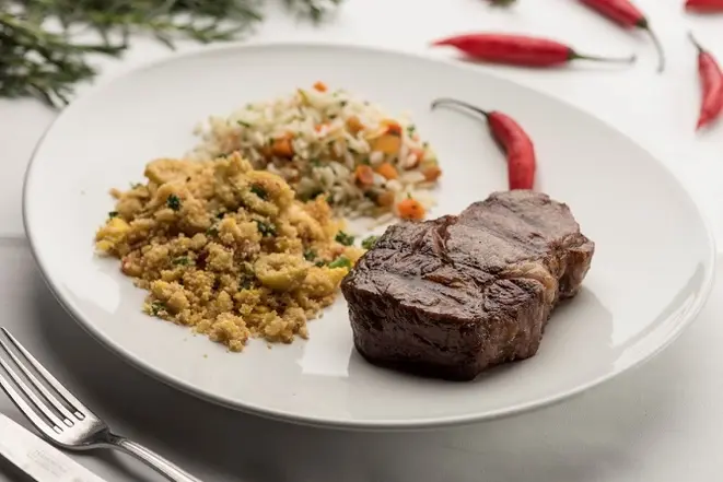 Na Churrascaria Badida, o Entrecôte vem acompanhado de arroz à grega. Foto: Fernando Zequinão/Gazeta do Povo.