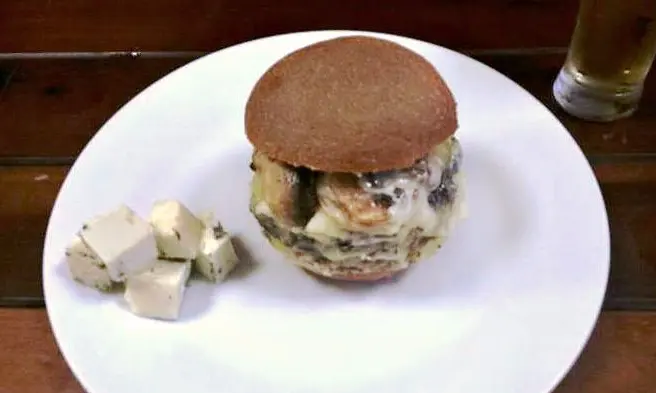 Hamburgueria inaugura em Matinhos e serve hambúrguer e chope a R$ 1