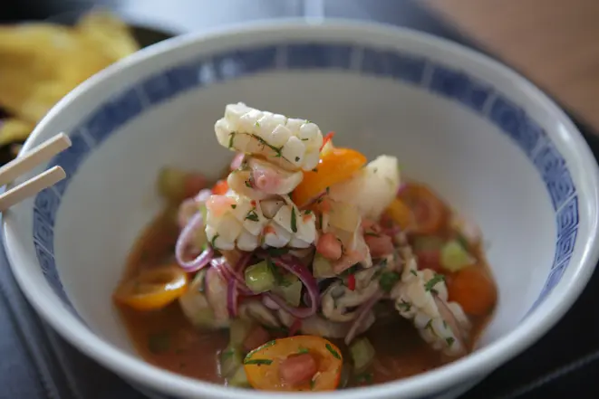 O Frutos do Mar (R$ 45) leva marisco, lula, peixe branco, polvo, tomates (verde, amarelo e italiano), cebola roxa e pimenta dedo de moça em marinada a base de limão rosa, shoyu e vinagre. Foto: Divulgação/Tuna