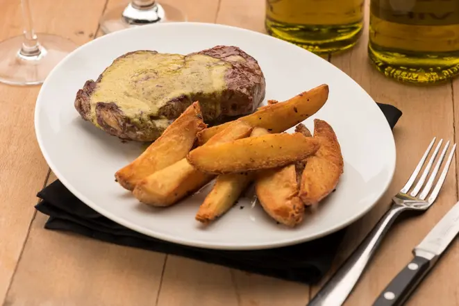 Entrecôte com manteiga e batatas rústicas do KF à La Carte. Foto: Fernando Zequinão/Gazeta do Povo.