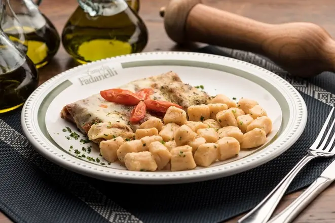 Filetto alla parmegiana servido com nhoque no Famiglia Fadanelli. Foto: Fernando Zequinão/Gazeta do Povo.