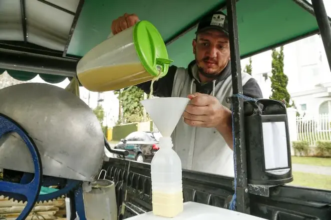O preço do caldo de cana parte de R$ 3,50 (copo com 300 ml). Foto: Hugo Harada/Gazeta do Povo.
