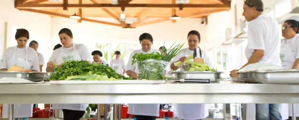 Chefs renomados de Curitiba dão curso gratuito para moradores da CIC
