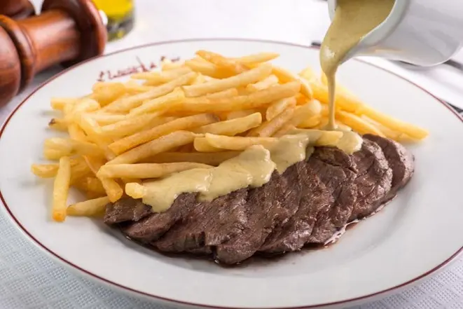 L’entrecôte servido com batatas fritas à vontade, prato tradicional do L’Entrecôte de Paris. Foto: Fernando Zequinão/Gazeta do Povo.