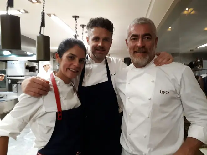 Manu ao lado dos chefs Jock Zonfrillo (centro) e Alex Atala, em 2017, durante jantar magno no Dalva e Dito, restaurante de Atala. Foto: Flávia Schiochet/Gazeta do Povo