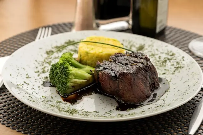 Mignon com redução de balsâmico da Osteria da Paz. Foto: Fernando Zequinão/Gazeta do Povo.