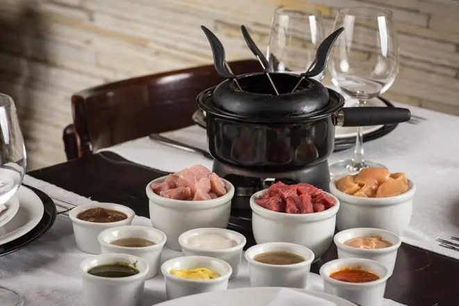 Fondue Bourguignonne do Restaurante Petit Château para o jantar. Foto: Fernando Zequinão/Gazeta do Povo.<br>