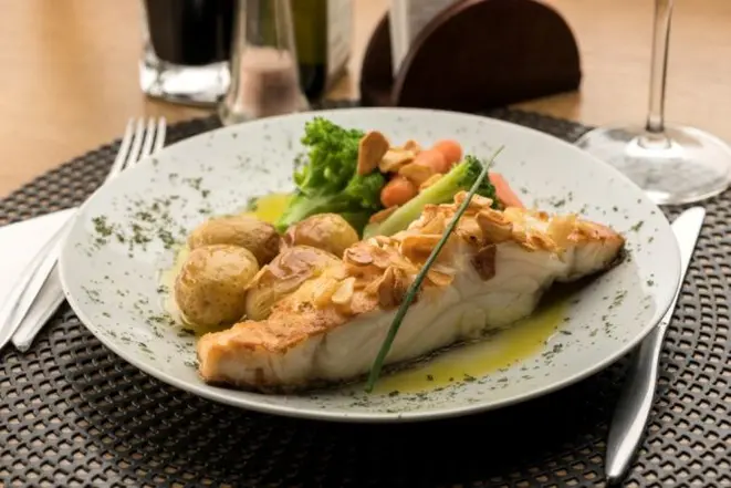 Posta de bacalhau com batatas, um dos pratos principais servidos na Osteria da Paz. Foto: Fernando Zequinão/Gazeta do Povo