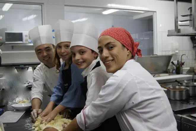 Os clientes mirins Luiza Ribeiro e Caio Sandri dos Santos com os chefs do La Varenne, Mayra Batista e Felipe Miyake. Foto: Divulgação