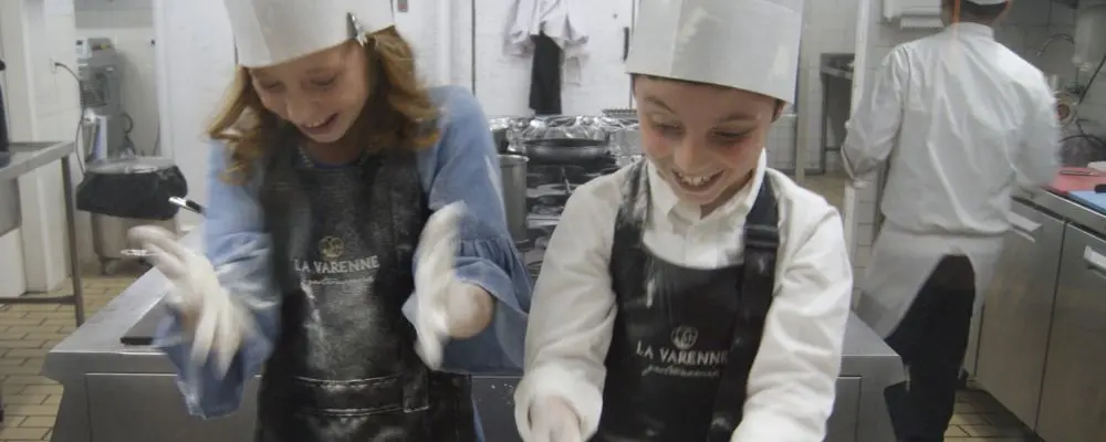 Restaurantes organizam aulas de culinária para crianças brincarem com comida