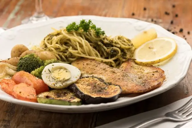 Spaghetti Sicília, prato principal servido em um dos menus completos do Anarco. Foto: Fernando Zequinão/Gazeta do Povo