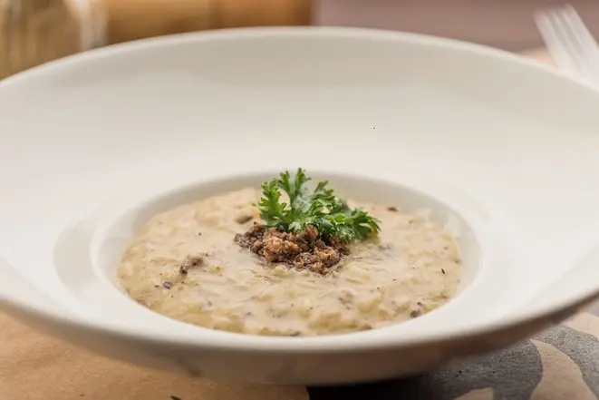 Risoto ao tartufaio e Salada ao molho pesto são as opções da Tartuferia San Paolo. Crédito: Fernando Zequinão.