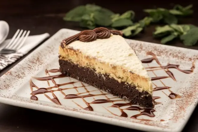Torta de chocolate com Leite Ninho é servida como sobremesa no Café do Monge. Foto: Fernando Zequinão/Gazeta do Povo