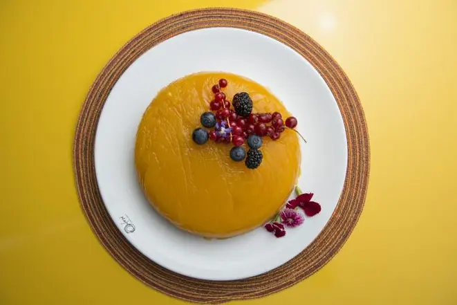 A gelatina de manga e frutas vermelhas é uma receita fácil e muito saborosa: Foto: Letícia Akemi/Gazeta do Povo.