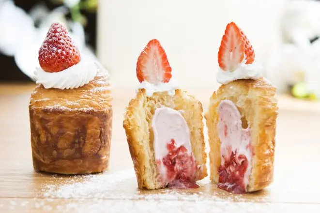 Cruffin de morango da confeitaria KinKan, em Curitiba. Foto: Letícia Akemi/Gazeta do Povo.