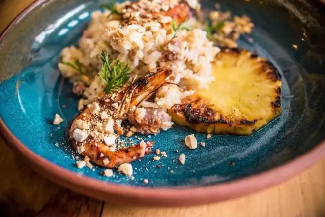 Arroz de camarão, bacon da Salumeria Monte Bello e abacaxi (R$ 25). (Foto: Divulgação)