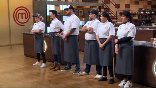 Os competidores homenagearam Ravi ao usarem bonés no episódio desta terça. (Foto: Reprodução)