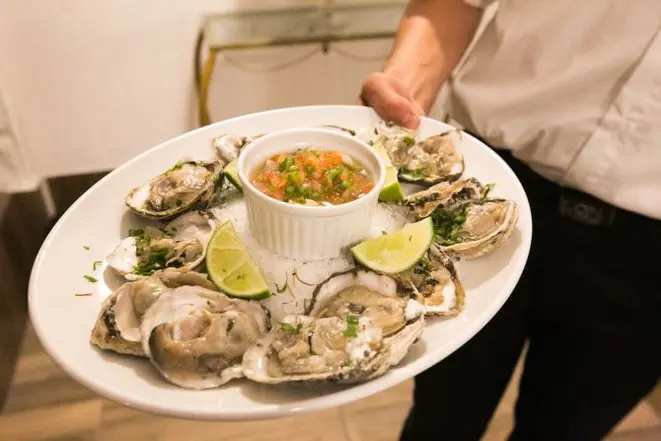 A dúzia de ostras ao natural custa R$ 45. Foto: Divulgação.