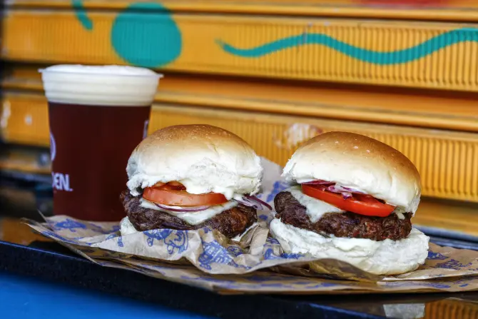 Whatafuck dá chope e burguer grátis para quem doar 1 kg de ração