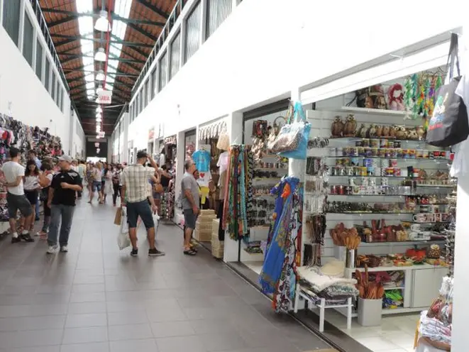 No mercado, há diversas lojas de souvenirs e artesanato local. Foto: Divulgação.