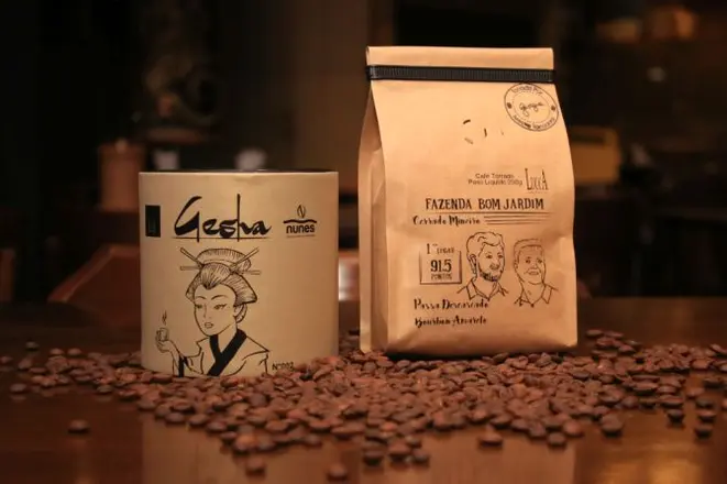 À esquerda, o café da variedade Gesha, colhido por Geórgia e Camila Franco, do Lucca Cafés Especiais, no Cerrado Mineiro. A variedade é única no Brasil e foram produzidos apenas 26 quilos de café. À direita, o café mais bem pago do mundo, vendido exclusivamente pelo Lucca Café no Brasil. Foto: Orleno Adriane/Divulgação
