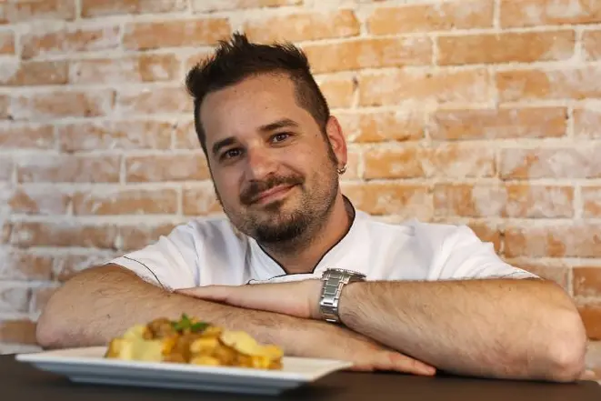 Chef Fabio Mattos, do restaurante Poco Tapas. Foto: Daniel Derevecki/Gazeta do Povo