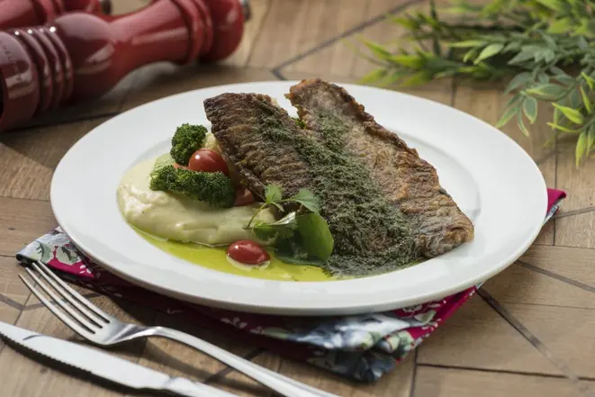 Prato do dia do Limoeiro: tilápia grelhada com purê de batatas, legumes e pesto de manjericão (R$ 23). Foto: Fernando Zequinão