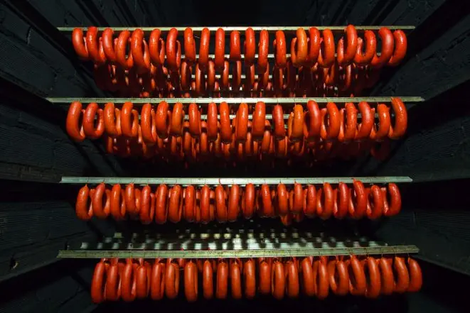 Linguiça Blumenau sendo defumada. São 7.200 unidades defumadas a cada 36 horas. Foto: Divulgação