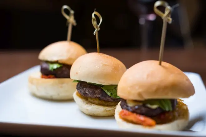 Mini hambúrguer de vitela. Foto: Fred Kendi/Divulgação