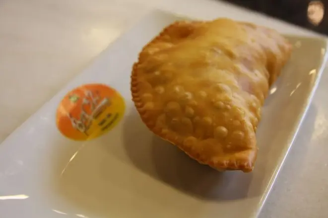 Não há turista que deixe o mercado sem pisar no famoso Box 32. A atração do restaurante é o pastel de camarão. Foto: Juliana Gomes.